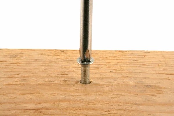 Schraubenzieher, der eine Schraube in Holz einschlägt — Stockfoto