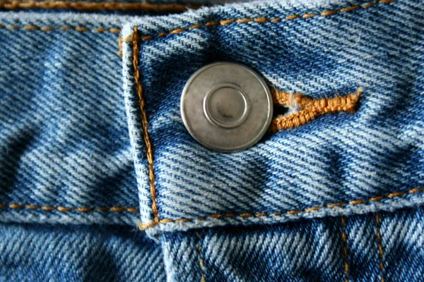 Синяя кнопка джинса — стоковое фото