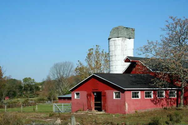 赤い納屋とサイロ — ストック写真