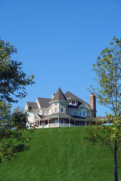 Mooi huis op een heuvel — Stockfoto