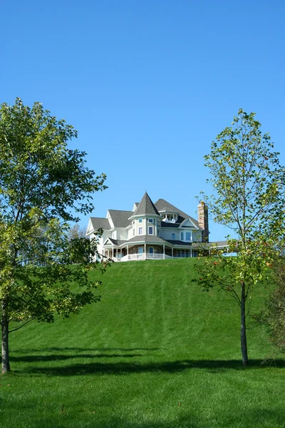 Bir tepe üzerinde güzel bir ev — Stok fotoğraf