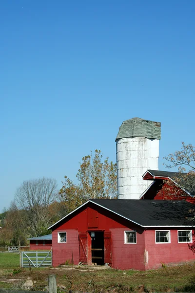 Czerwona stodoła i silos — Zdjęcie stockowe