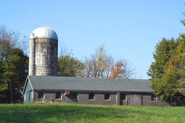 Barn and silo — Stock Photo, Image