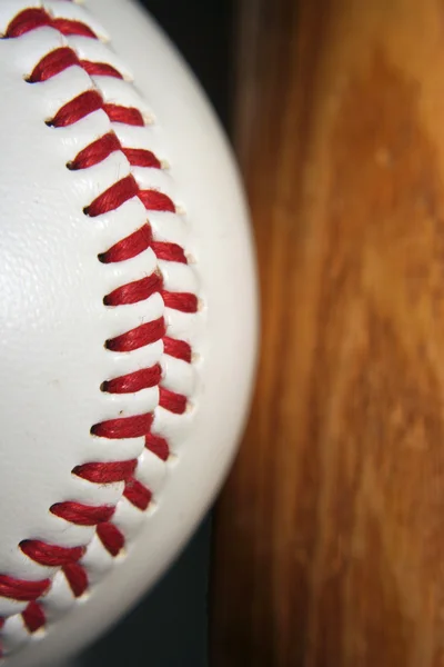 Béisbol y bate — Foto de Stock