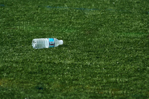 Пустая бутылка воды на траве — стоковое фото
