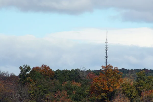 Rádió antenna, egy hegy tetején — Stock Fotó