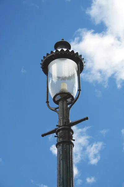 Pólo da lâmpada e céu — Fotografia de Stock