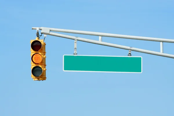 Luz amarela do sinal de tráfego com sinal — Fotografia de Stock