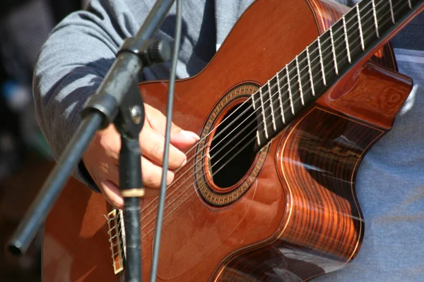 Παίζοντας ακουστική κιθάρα ο άνθρωπος — Φωτογραφία Αρχείου