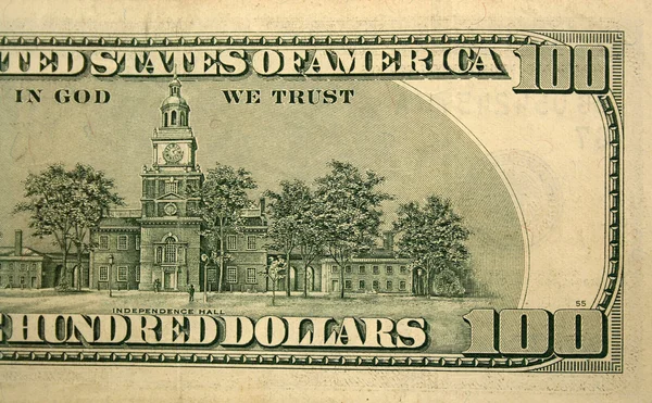 回一半的一百美元的钞票 — 图库照片