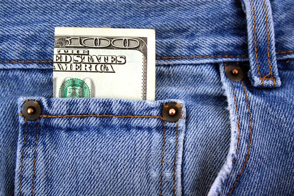 Uma nota de cem dólares no bolso das calças de ganga — Fotografia de Stock