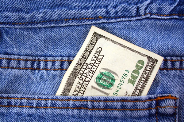 Stu dolarowy banknot w kieszeni jeansów — Zdjęcie stockowe