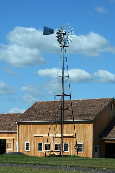 Větrný mlýn s novou stodolu — Stock fotografie
