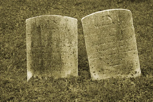Två gamla gravsten — Stockfoto