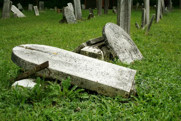 Vecchie pietre tombali rotte — Foto Stock