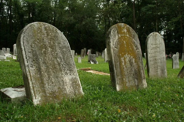 Старые надгробия — стоковое фото