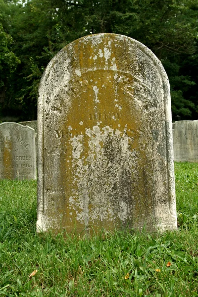 Старое надгробие — стоковое фото