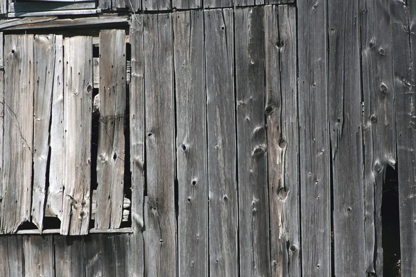 Окно старого амбара — стоковое фото