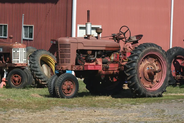 Piros a régi traktorok — Stock Fotó