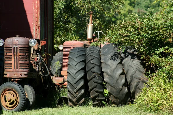 Piros a régi traktorok — Stock Fotó