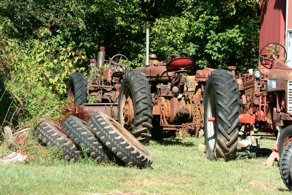 Старые красные трактора — стоковое фото
