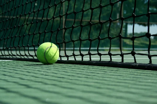Piłki tenisowe w pobliżu netto — Zdjęcie stockowe