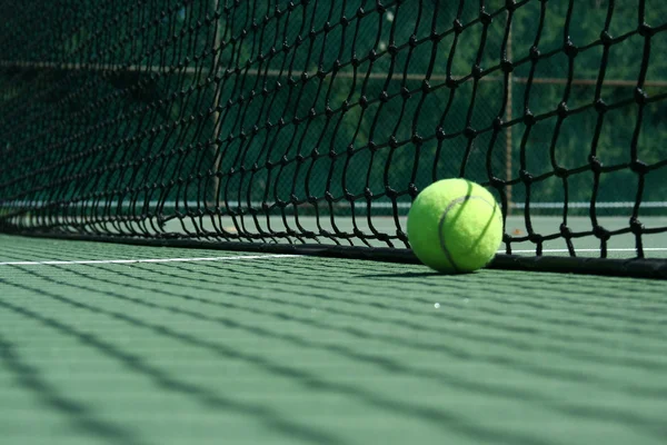 Piłki tenisowe w pobliżu netto — Zdjęcie stockowe
