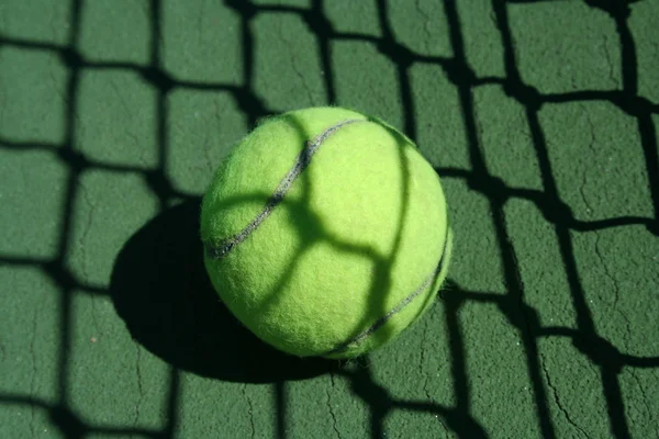 Тенісний м'яч біля мережі — стокове фото
