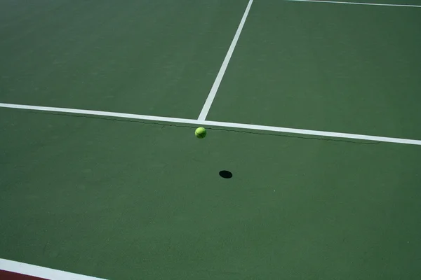 Quadra de tênis com bola saltitante — Fotografia de Stock
