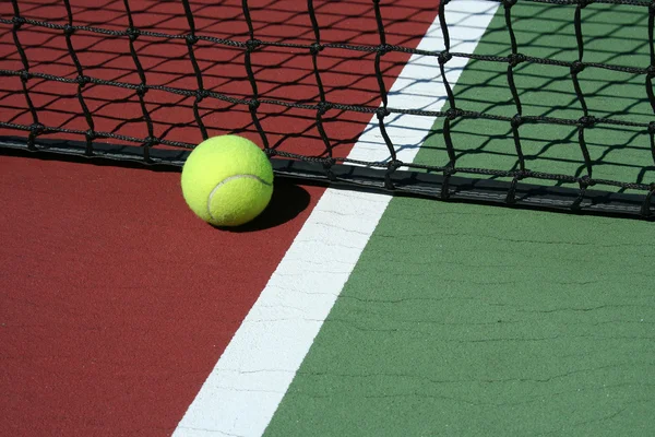 Tennisbal out of bounds — Stockfoto
