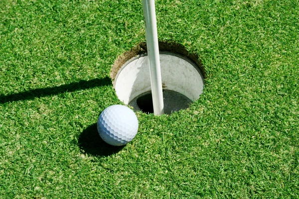 Balle de golf sur vert près du trou — Photo
