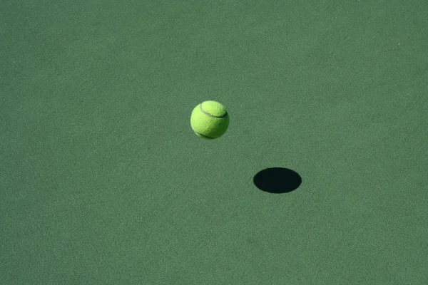 Tennis Court with bouncing ball — Stock Photo, Image
