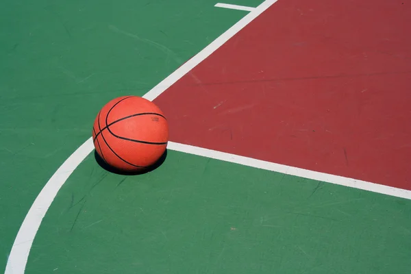 Basketball an der Freiwurflinie — Stockfoto