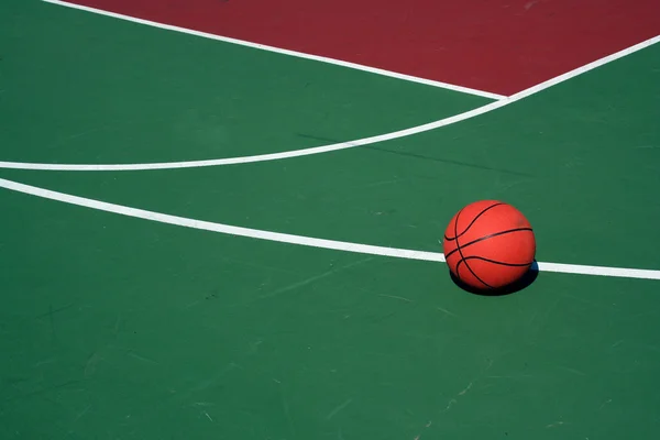 Basketbal op de drie punt lijn — Stockfoto