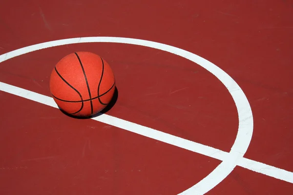 Баскетбол в центре корта — стоковое фото