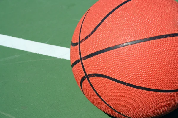 Basketball auf dem Platz — Stockfoto