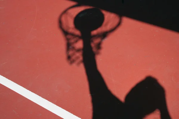 Sombra jogador de basquete dunking — Fotografia de Stock