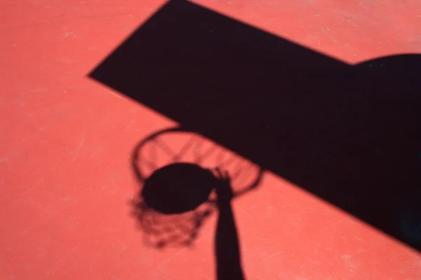 Σκιά μπασκετμπολίστας βουτώντας — Φωτογραφία Αρχείου