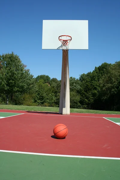 Баскетбол на корте — стоковое фото