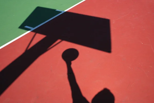 Shadow basketspelare läggaσκιά μπασκετμπολίστας να δέσετε — Φωτογραφία Αρχείου