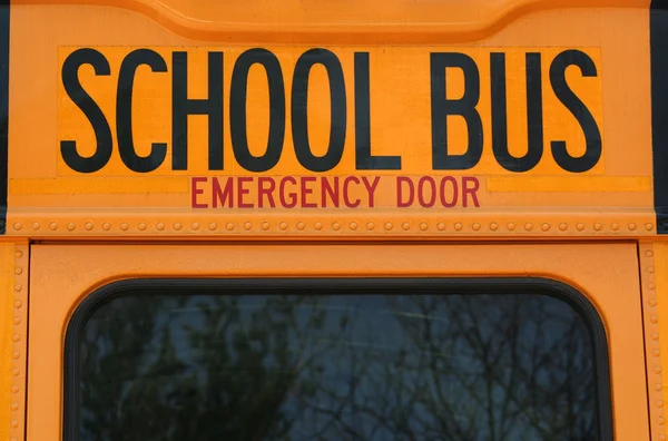Parte de trás de um ônibus escolar — Fotografia de Stock