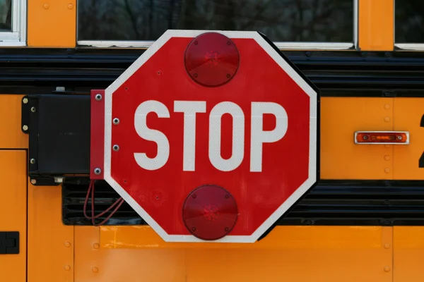 学校巴士停车标志 — 图库照片