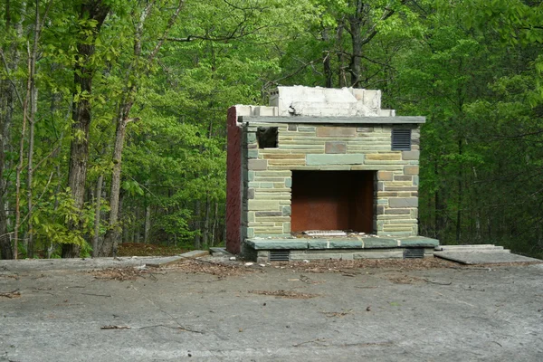 Opuszczony kominek — Zdjęcie stockowe