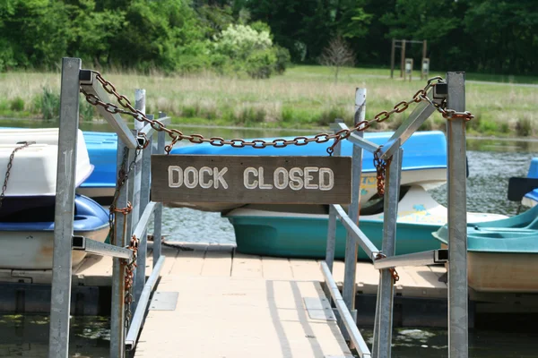 Znak stacji dokującej zamkniętej łódź — Zdjęcie stockowe