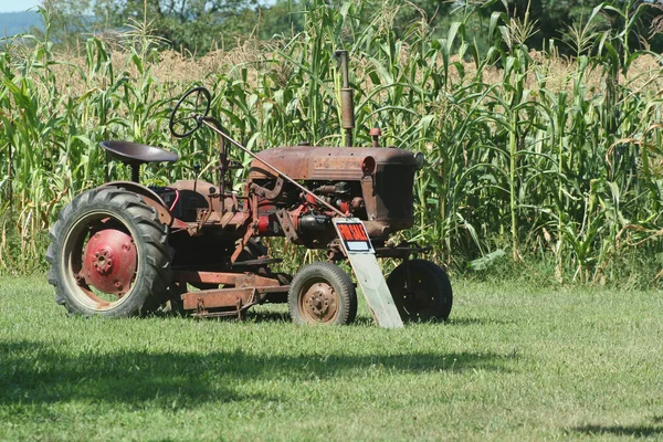 Старый трактор — стоковое фото