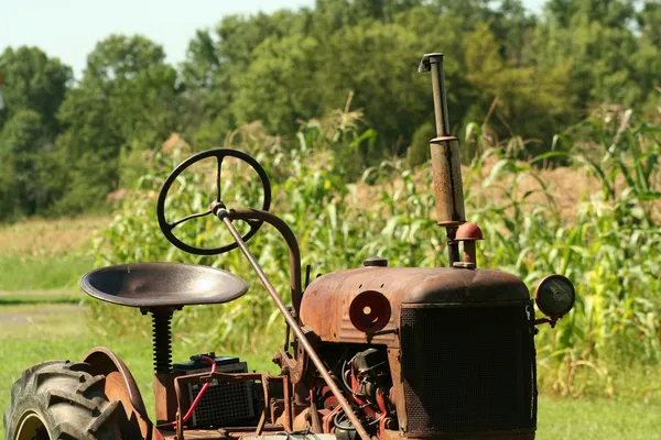 Старий трактор — стокове фото