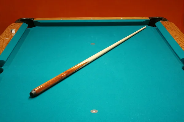 Cue stick em uma mesa de bilhar — Fotografia de Stock
