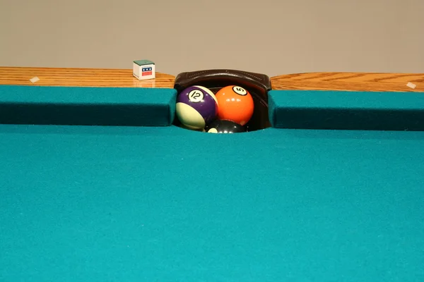 Мячи в бассейне переполняют карман — стоковое фото
