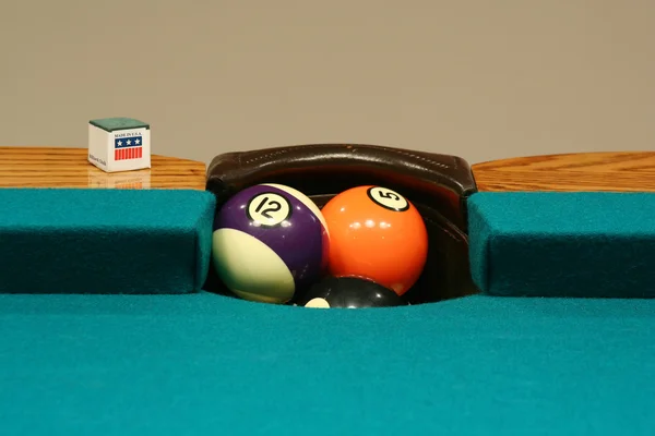 Pool ballen overlopen van de zak — Stockfoto
