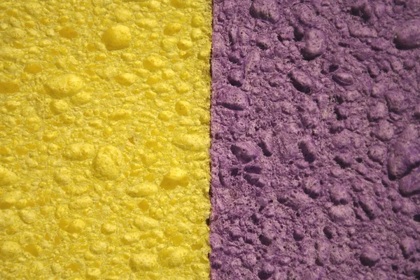Esponjas amarelas e roxas — Fotografia de Stock